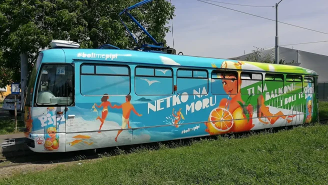 Oslikavanje tramvaja Oglašavanje na tramvaju – potpuno oslikavanje reklamnim folijama za tvrtke