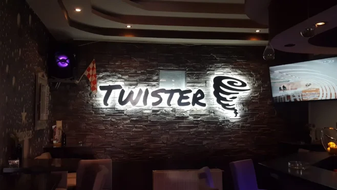 Svjetleća unutarnja reklama s logotipom na zidu restorana – LED slova za ugostiteljske objekte