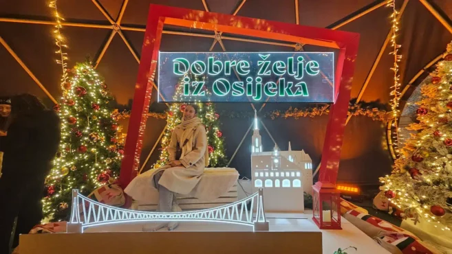 Svjetleća reklama po mjeri za adventski ukras Dobre želje iz Osijeka, pleksiglas LED instalacija s motivima osječkog mosta i katedrale